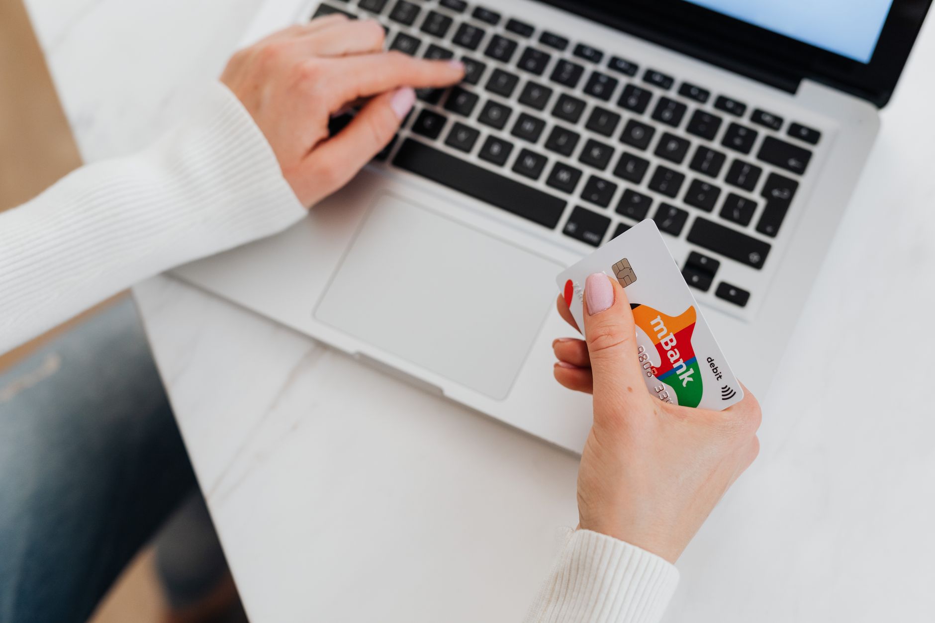 Raiffeisen Bank va despăgubi o clientă după ce contul acesteia a fost golit prin phishing