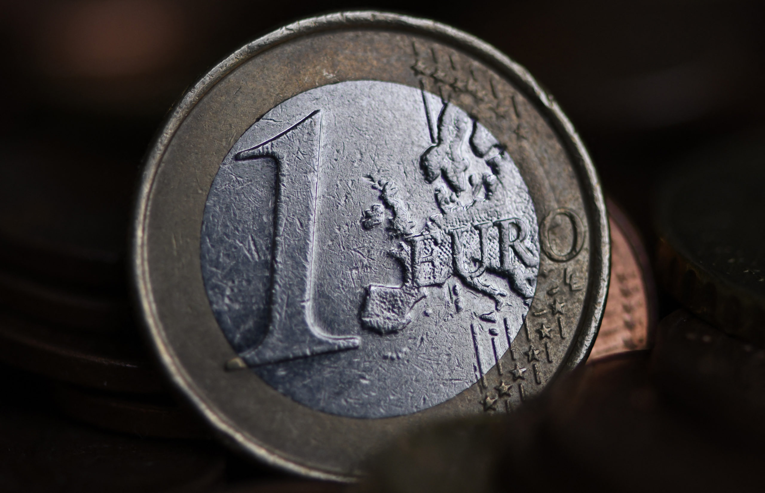 România reduce programul de emisiuni de obligațiuni în euro din cauza incertitudinii politice