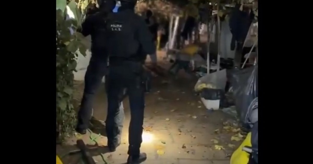 Doi adolescenți reținuți în București după ce au spart două aparate electronice de plată
