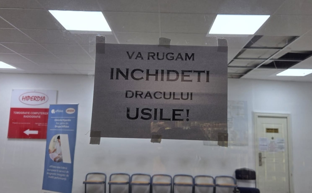 Mesaj neobișnuit și vulgar afișat la intrarea în Policlinica Cina din Ploiești