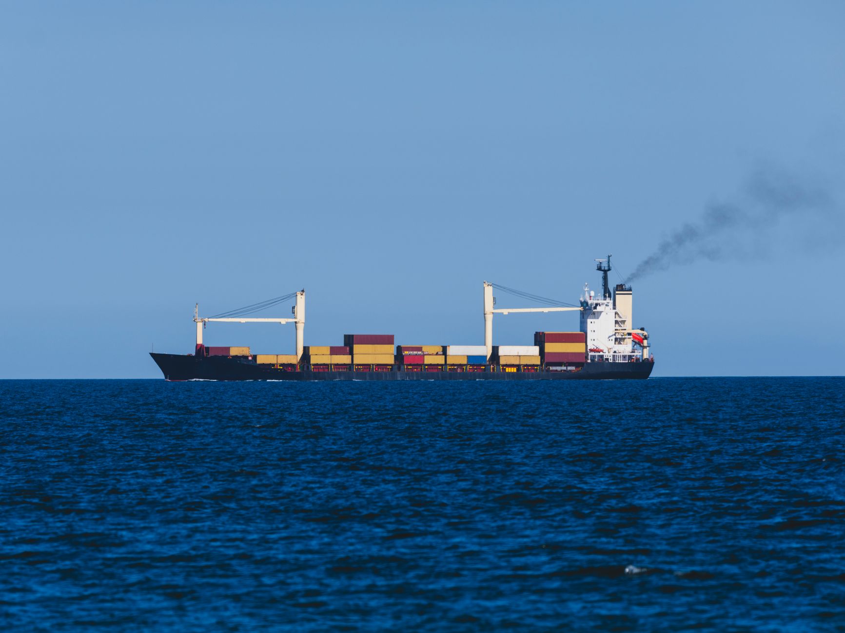 Incendiu violent la bordul navei Wide Trader în Marea Neagră. Opt marinari sunt dispăruți
