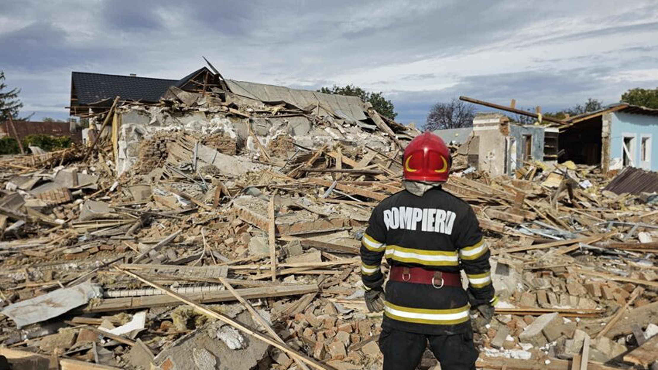 Explozie în satul Sihlea din Vrancea: trei imobile distruse și un bărbat rănit grav