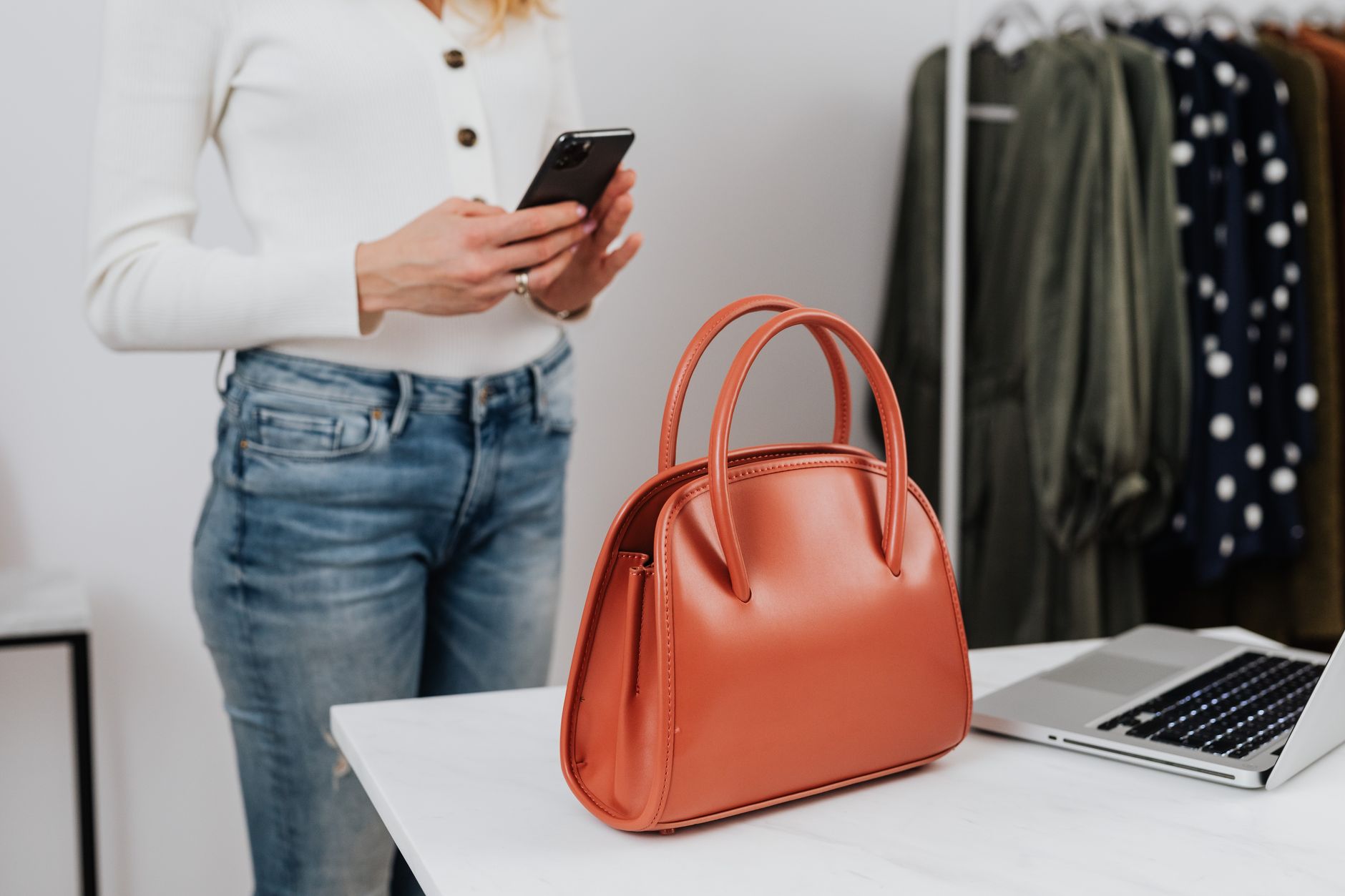 Piața de e-commerce din România ar putea depăși 13,5 miliarde de euro până în 2026