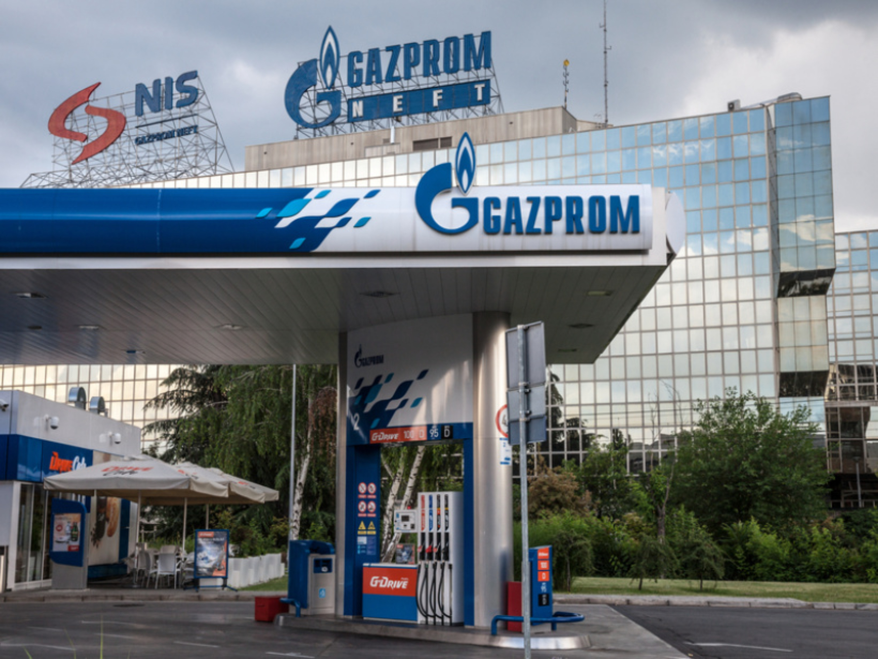 Iulian Stanciu și Adrian Crețoiu preiau rețeaua de benzinării Gazprom din România