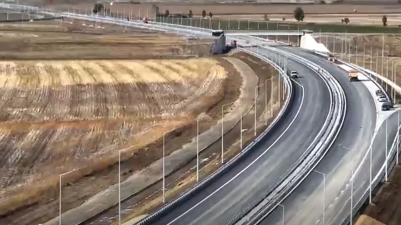 Lucrările la autostrada A7, sectorul Bacău – Pașcani: Stadiul fizic pe lotul 2 a ajuns la 60%