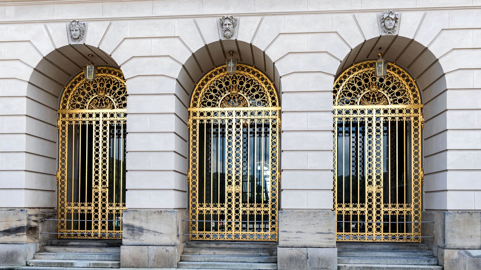 Orange scoate la vânzare Palatul Telefoanelor din București pentru 25,8 milioane de euro