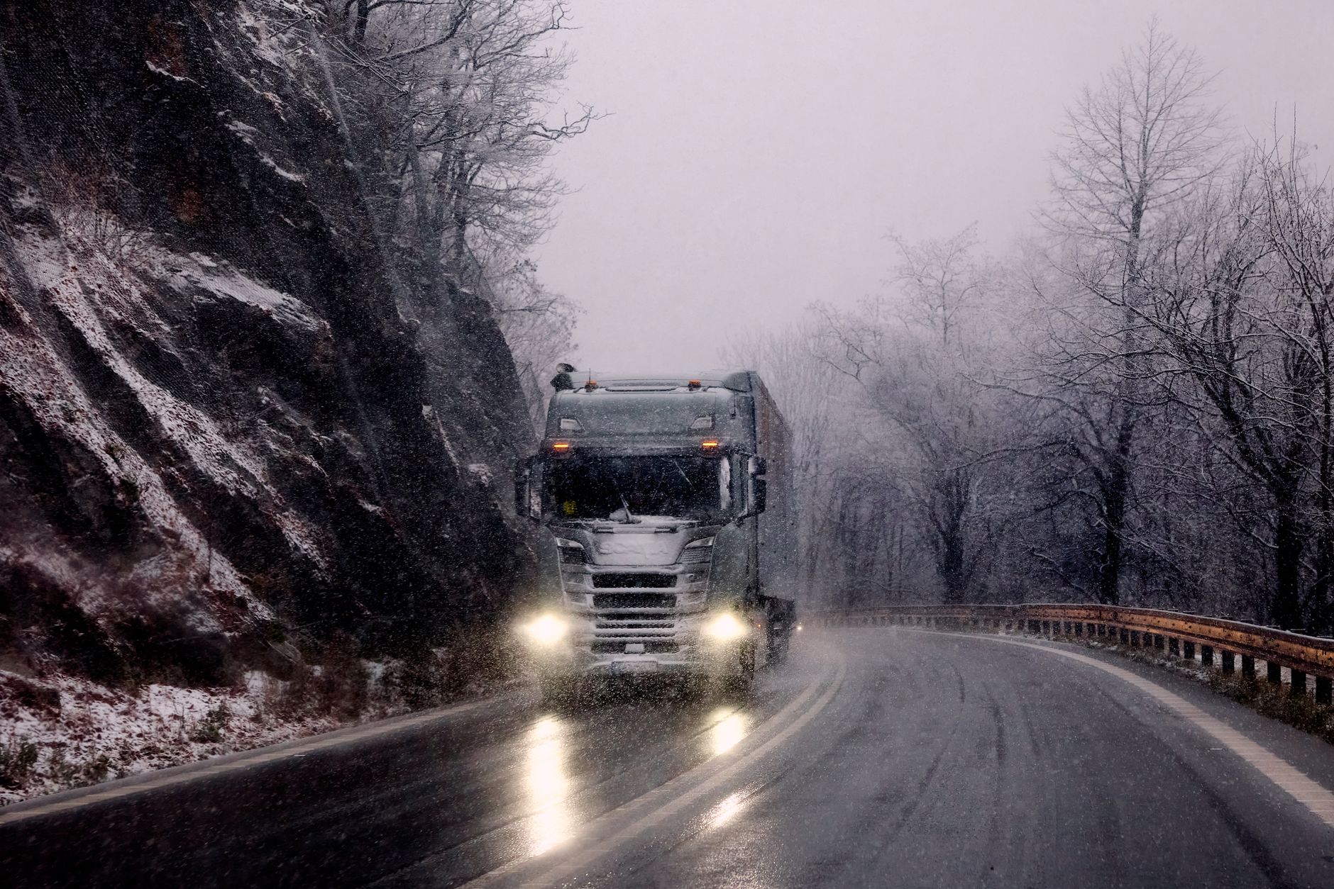 Condiții de iarnă pe Transfăgărășan: Ninge în zona înaltă a județului Argeș și intervin drumarii