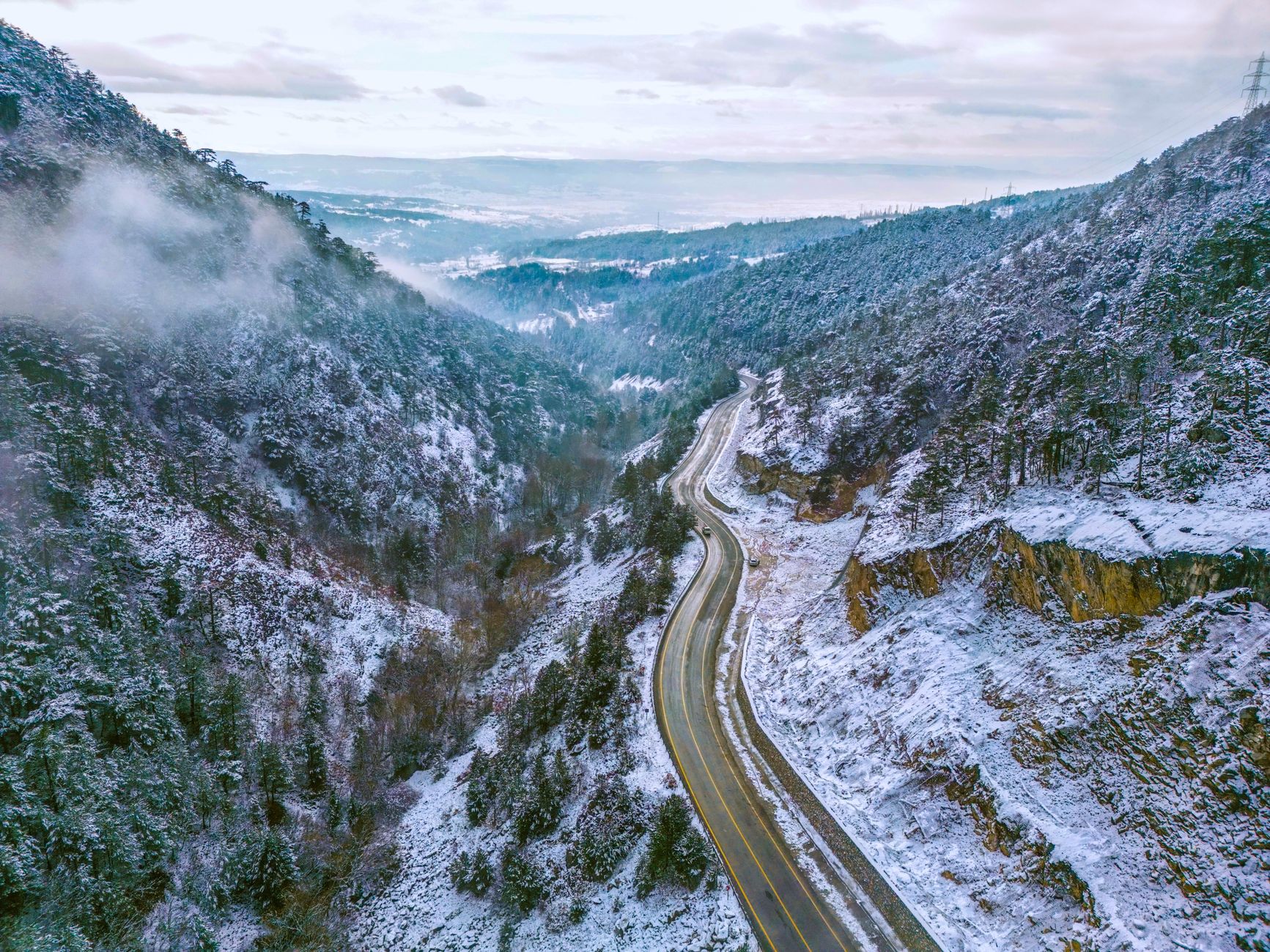 Condiții dificile pe Transfăgărășan: Ninge la peste 1.600 de metri și vizibilitatea este redusă
