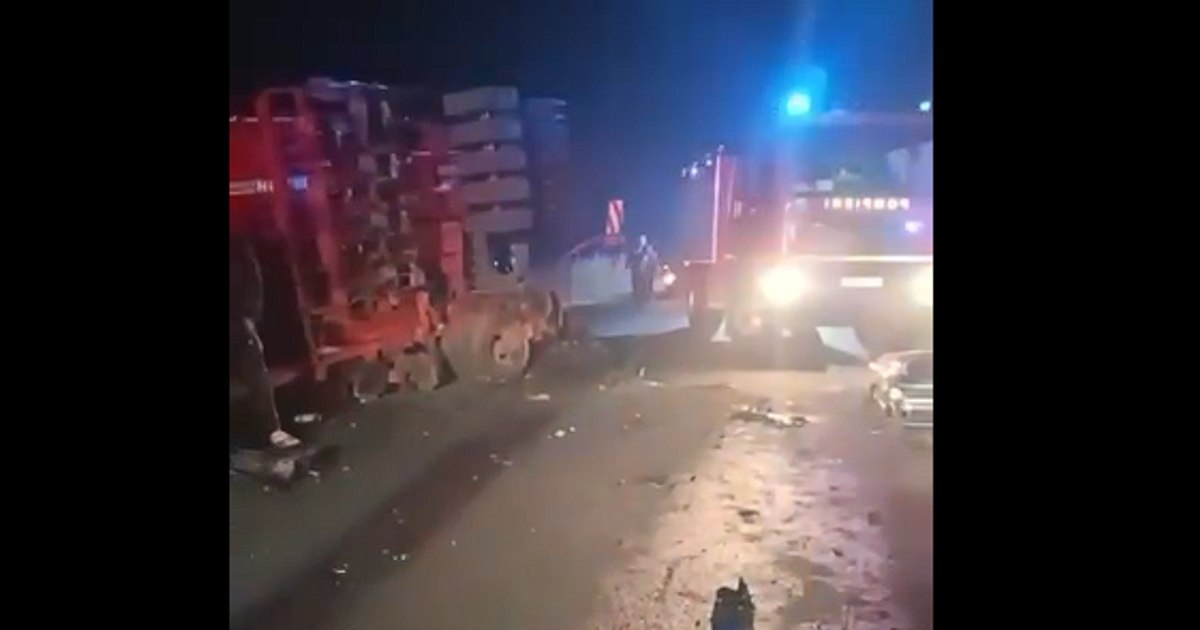 Tragedie pe DJ 504: Un bărbat a murit după ce un autoturism a izbit violent un tractor