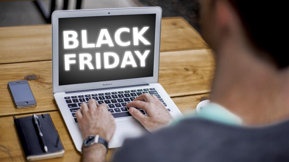 Black Friday marchează începutul cumpărăturilor de Crăciun pentru 42% dintre români