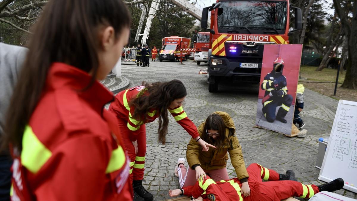 Crucea Roșie Română organizează un flashmob la Arcul de Triumf de Ziua Mondială a Resuscitării