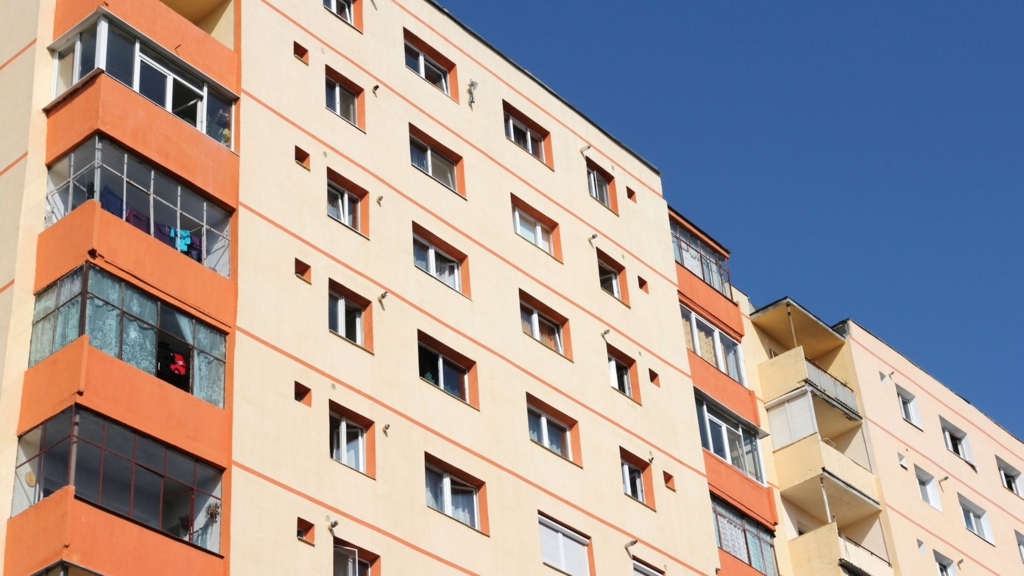Alegerea între blocul vechi și cel nou: avantajele ventilației și problemele izolării fonice