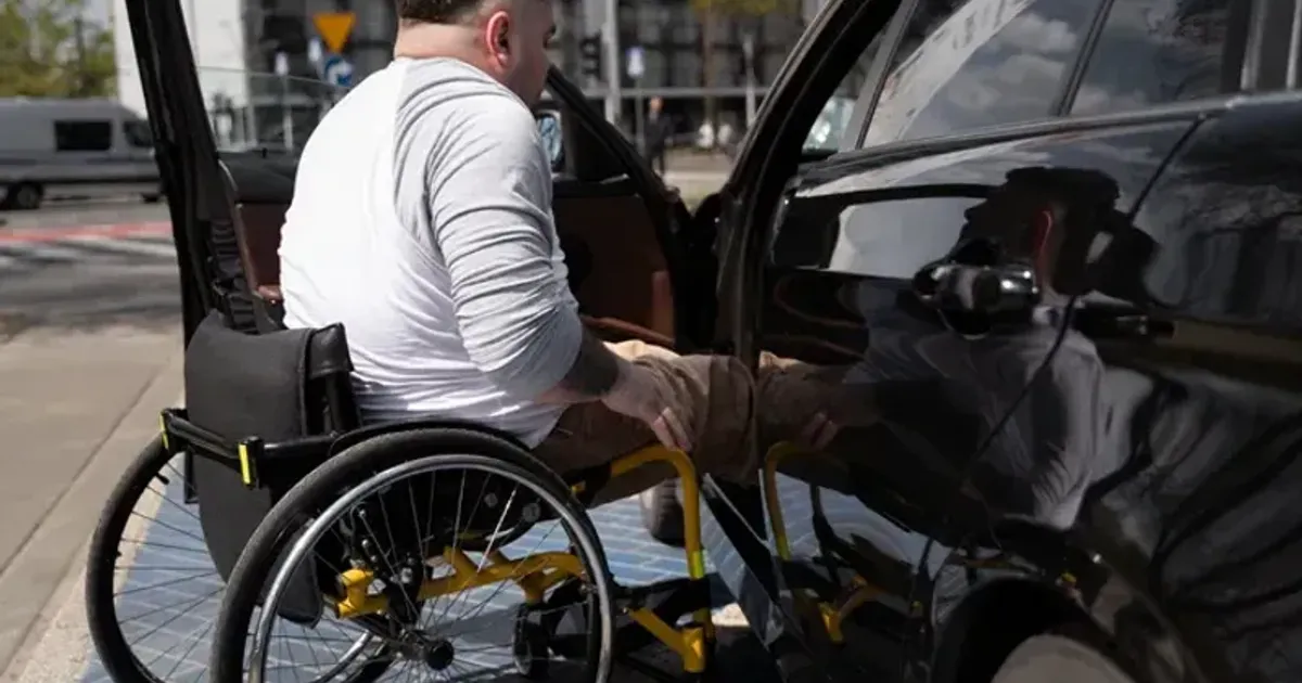 Ajutor financiar pentru persoanele cu handicap: detalii despre cardul de carburant și sumele acordate