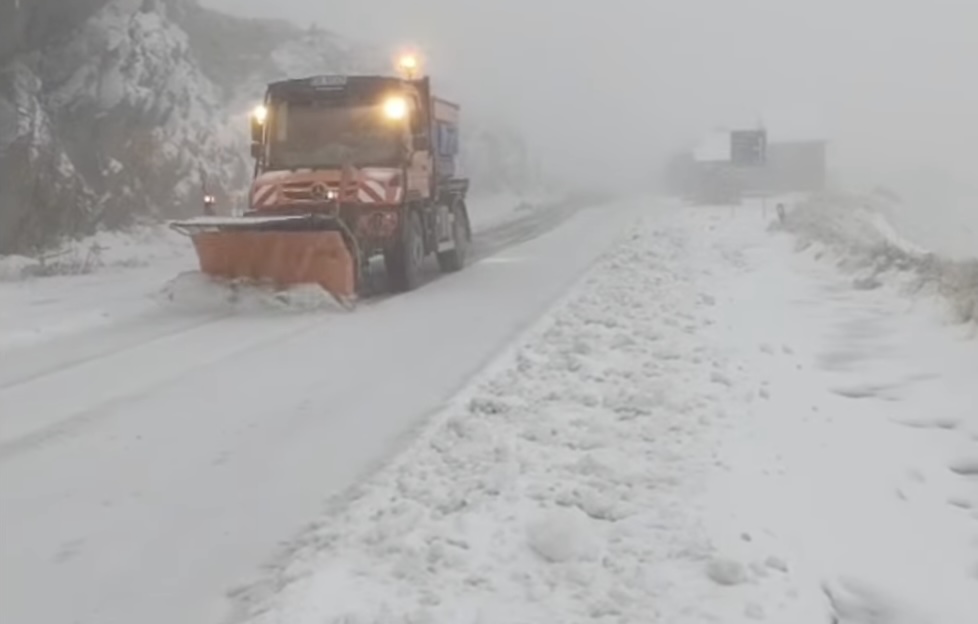 Utilajele au început deszăpezirea pe drumul Transfăgărășan după precipitații
