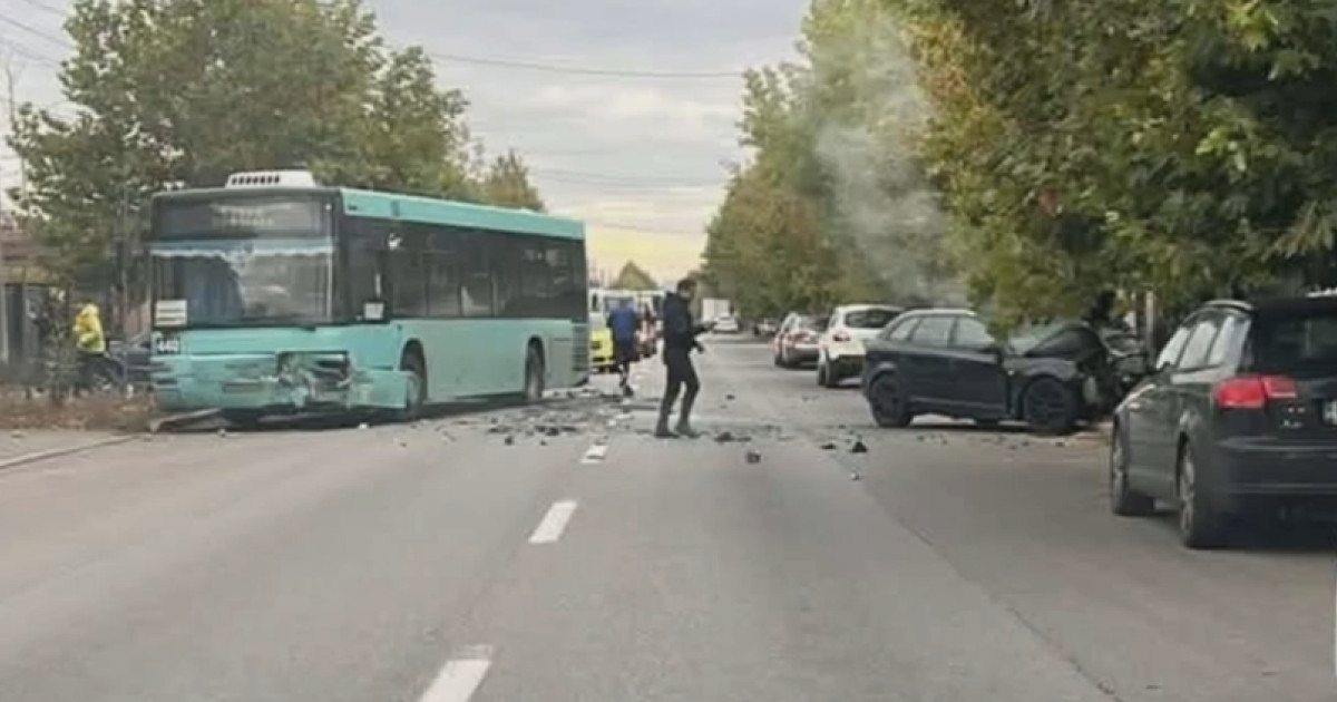 Accident grav în Craiova între un autoturism și un autobuz: 20 de persoane implicate