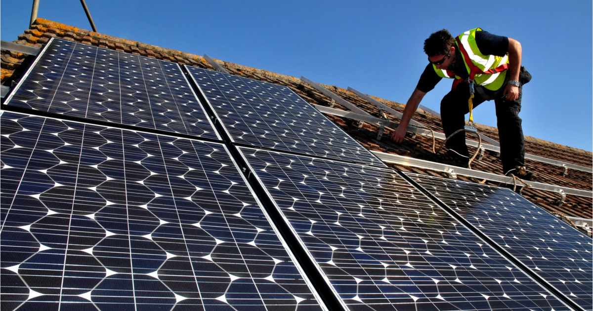 Numărul prosumatorilor din România crește constant: peste 385.000 de persoane produc energie electrică