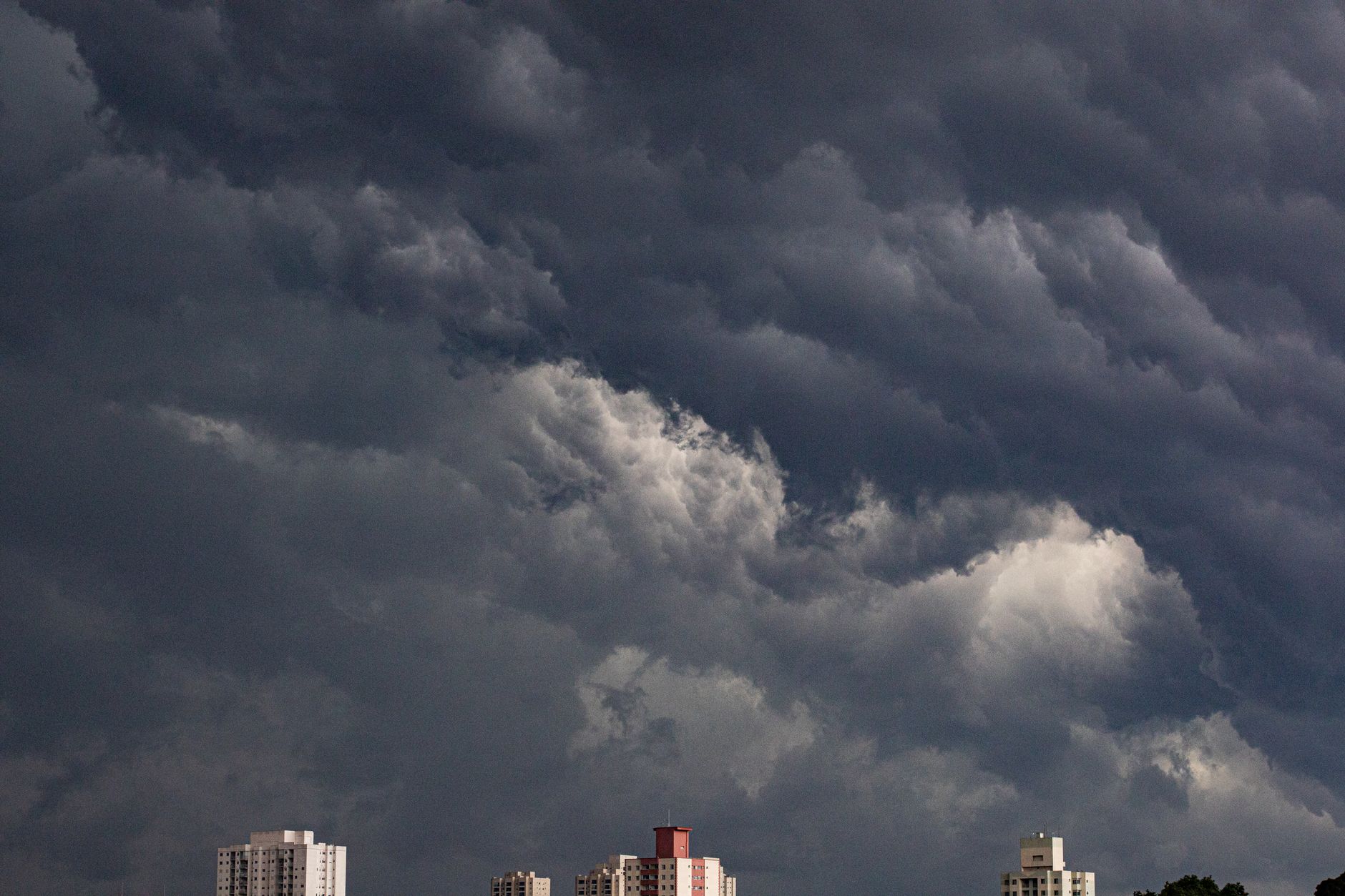 Românii sunt tot mai sceptici cu privire la rezistența locuințelor la fenomenele meteo extreme