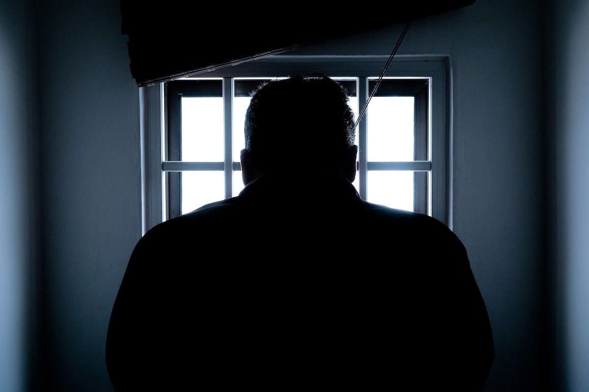 Condamnare la închisoare pe viață pentru un bărbat din Prahova după uciderea partenerei