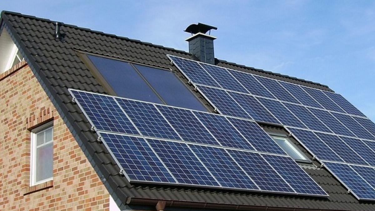 Sfaturi pentru prosumatori: Cum se menține randamentul panourilor fotovoltaice în sezonul rece
