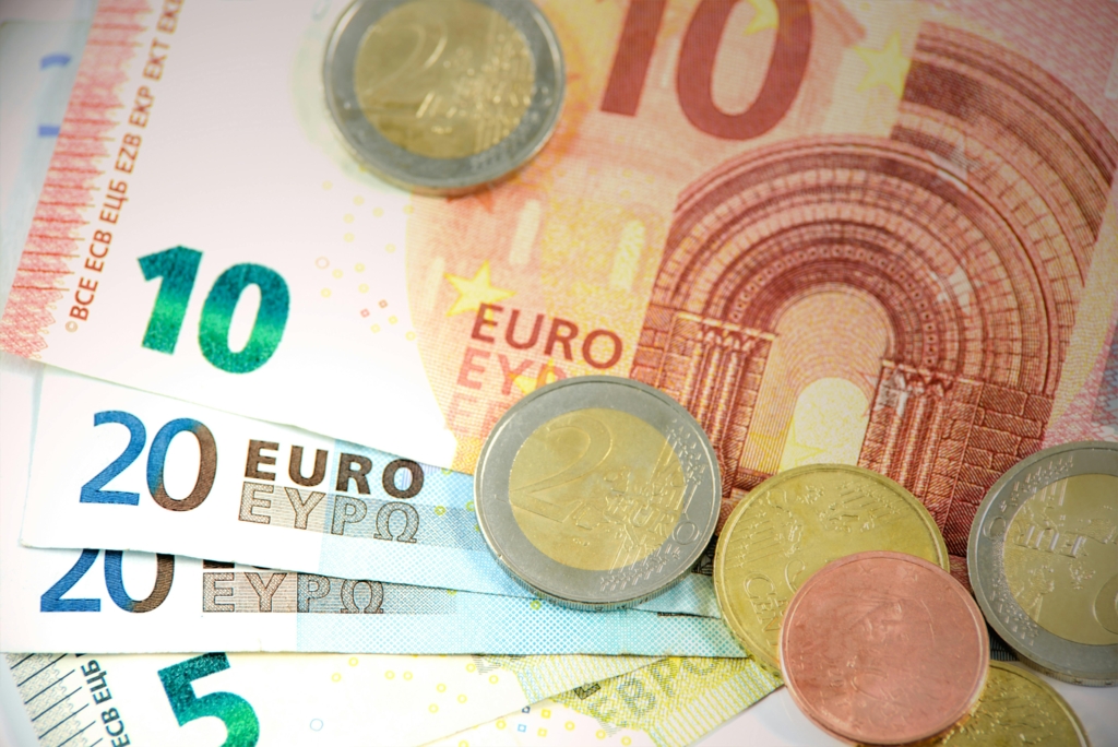 Cursul valutar BNR: Euro și dolarul au încheiat săptămâna în scădere, francul elvețian și lira sterlină s-au apreciat