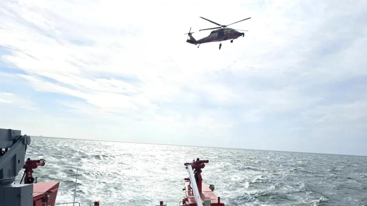 Operațiuni de căutare în Marea Neagră: Elicoptere și nave caută șapte marinari dispăruți după atacul cu drone