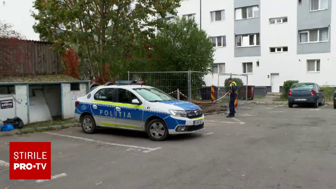 O femeie de 84 de ani a ajuns la spital cu fracturi grave după căderea într-o groapă de aproape doi metri