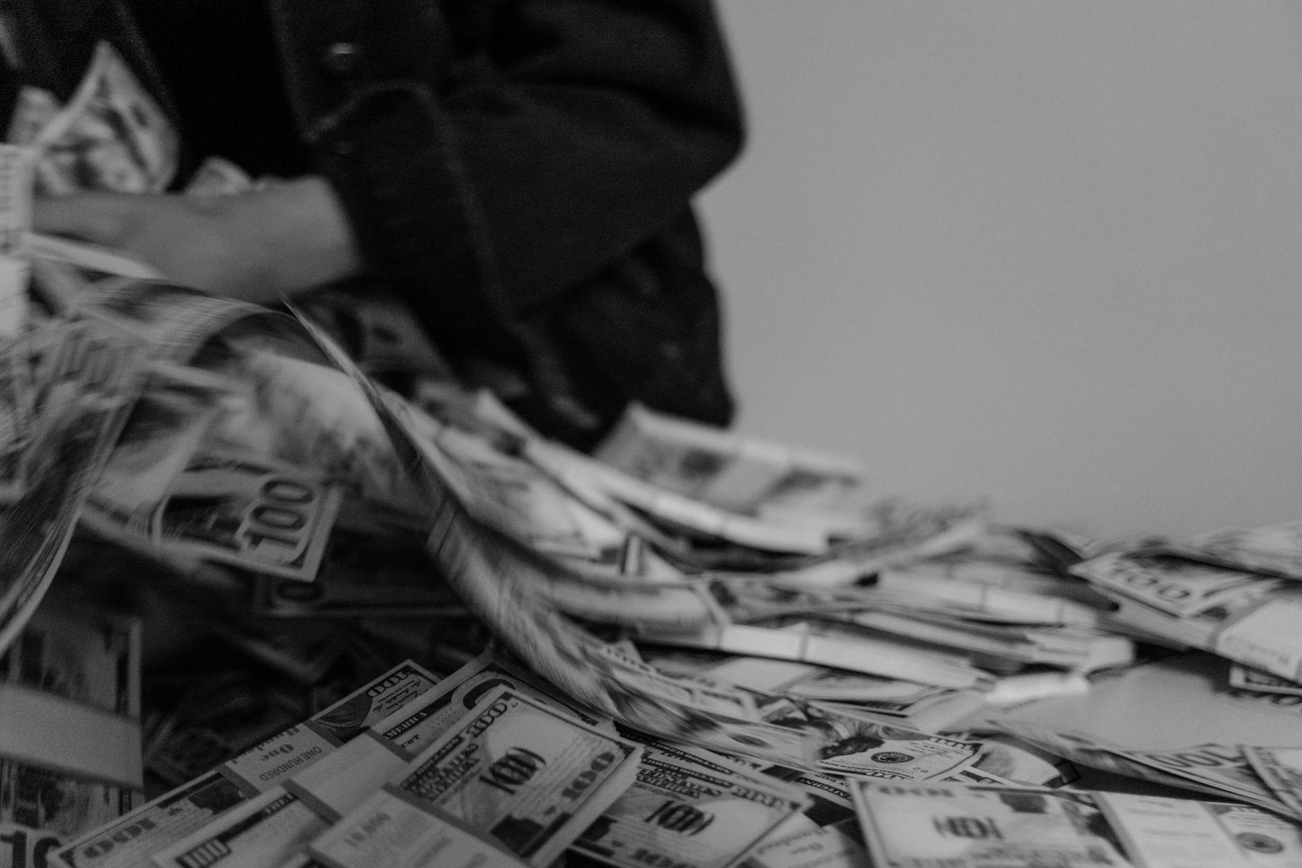 Un bărbat de 59 de ani a fost prins cu peste 9.000 de lei obținuți din cerșetorie la Iași
