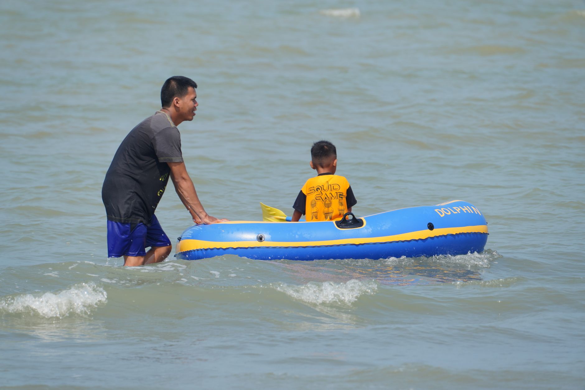 Un delfin a fost salvat de pe o plajă din Eforie de către un tânăr
