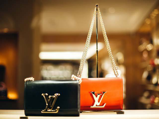 Schimbarea preferințelor în modă: Brandurile accesibile câștigă teren în detrimentul luxului