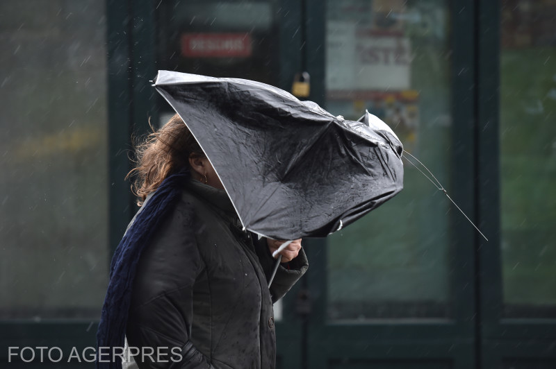 Avertizări meteo: Vânt puternic și ploi în țară, cu ninsori la munte