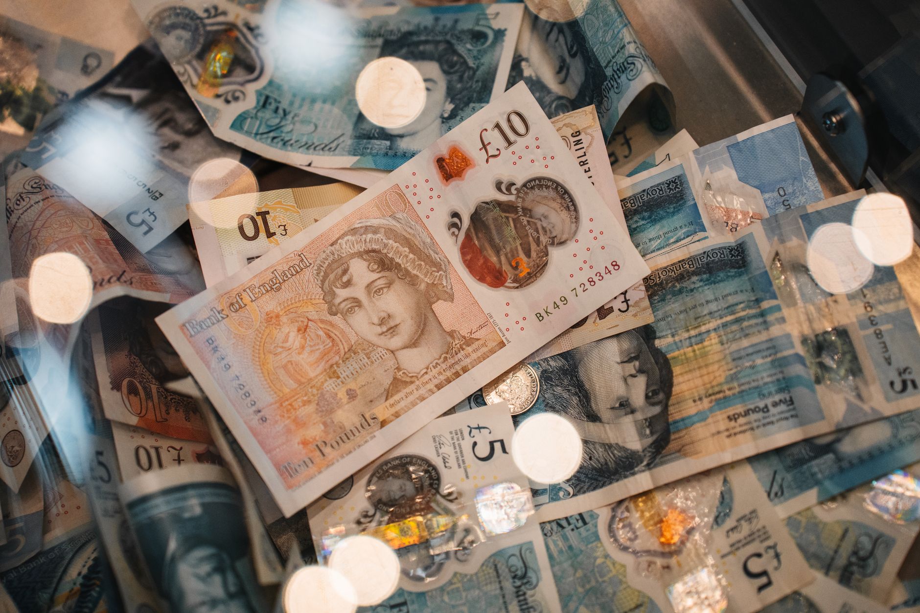 Cursul valutar BNR: Euro a scăzut ușor, în timp ce francul elvețian și aurul au înregistrat creșteri