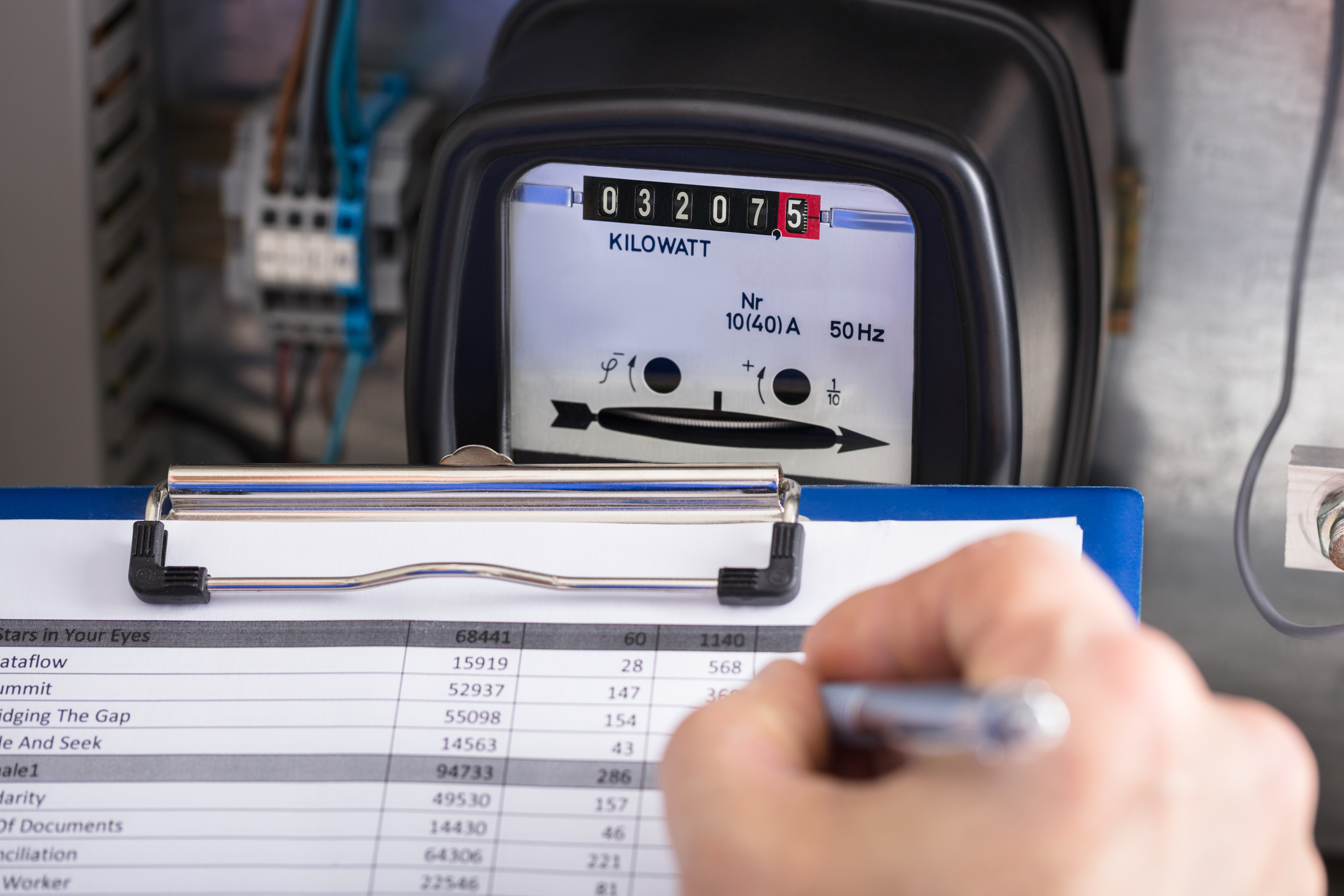 Estimări privind facturile la energie: prețurile la electricitate ar putea crește cu 10%