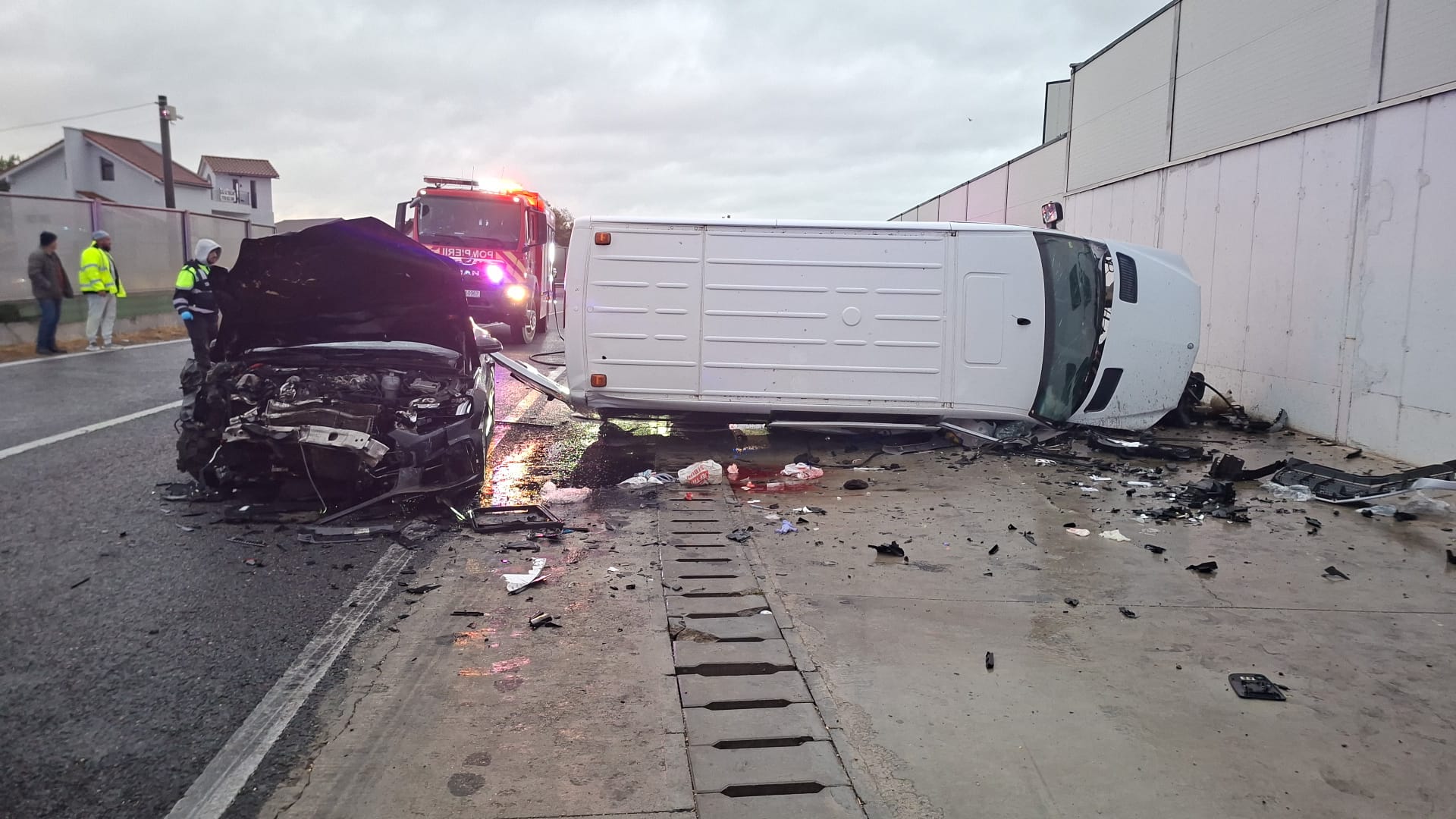 Accident violent pe DN 22 în Constanța: un microbuz și un autoturism s-au ciocuit, nouă persoane rănite
