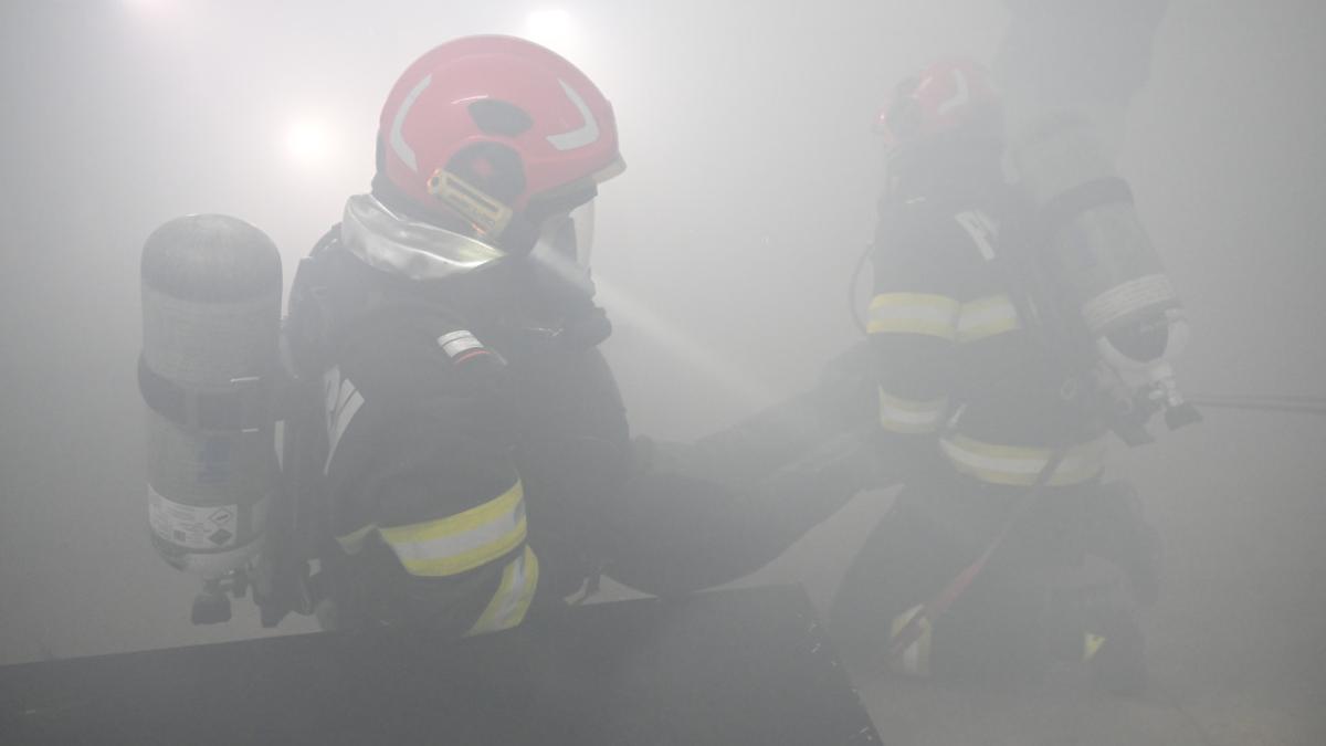 Incendiu la Școala Gimnazială Bistrița: zeci de elevi și profesori au fost evacuați din clădire