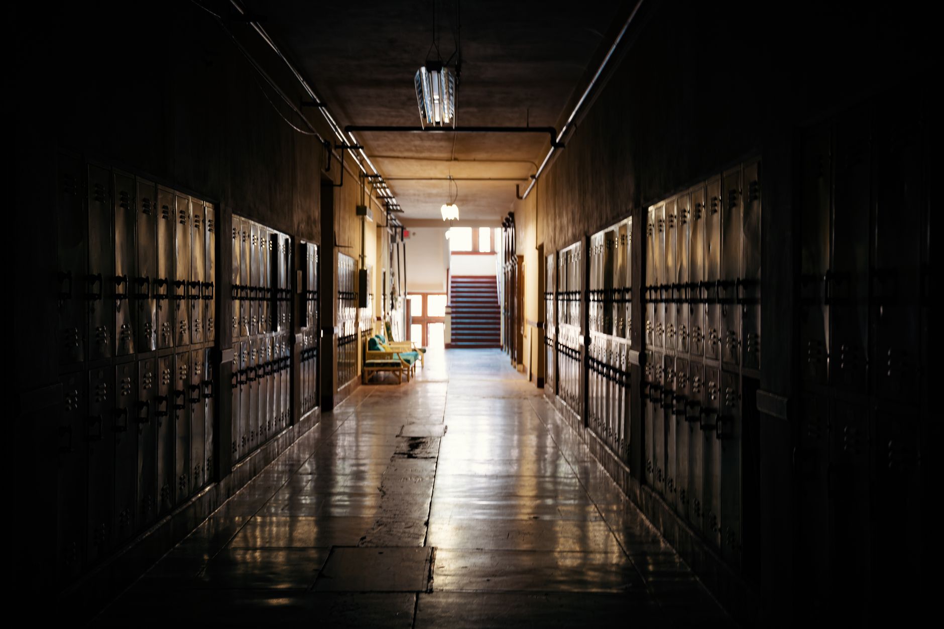 Atac cu cuțitul într-o școală din Bistrița: un elev de clasa a VII-a a înjunghiat o profesoară și un coleg