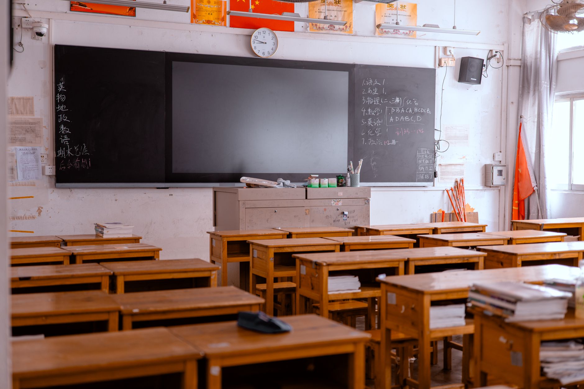 Elev de 13 ani a atacat o profesoară și un coleg cu un cuțit la o școală din Bistrița