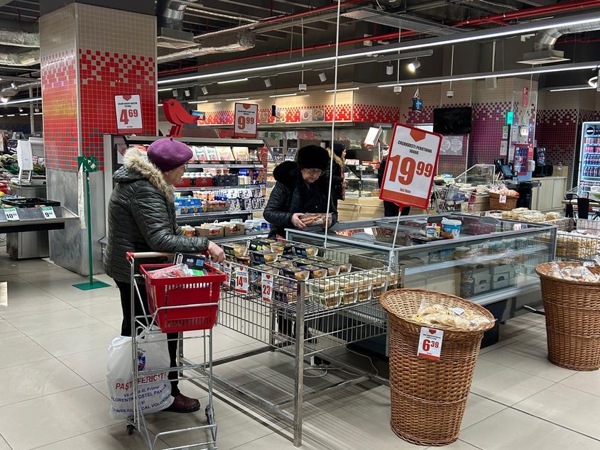 Paradoxul foamei în Europa: milioane de tone de mâncare sunt aruncate, în timp ce milioane de oameni cer ajutor