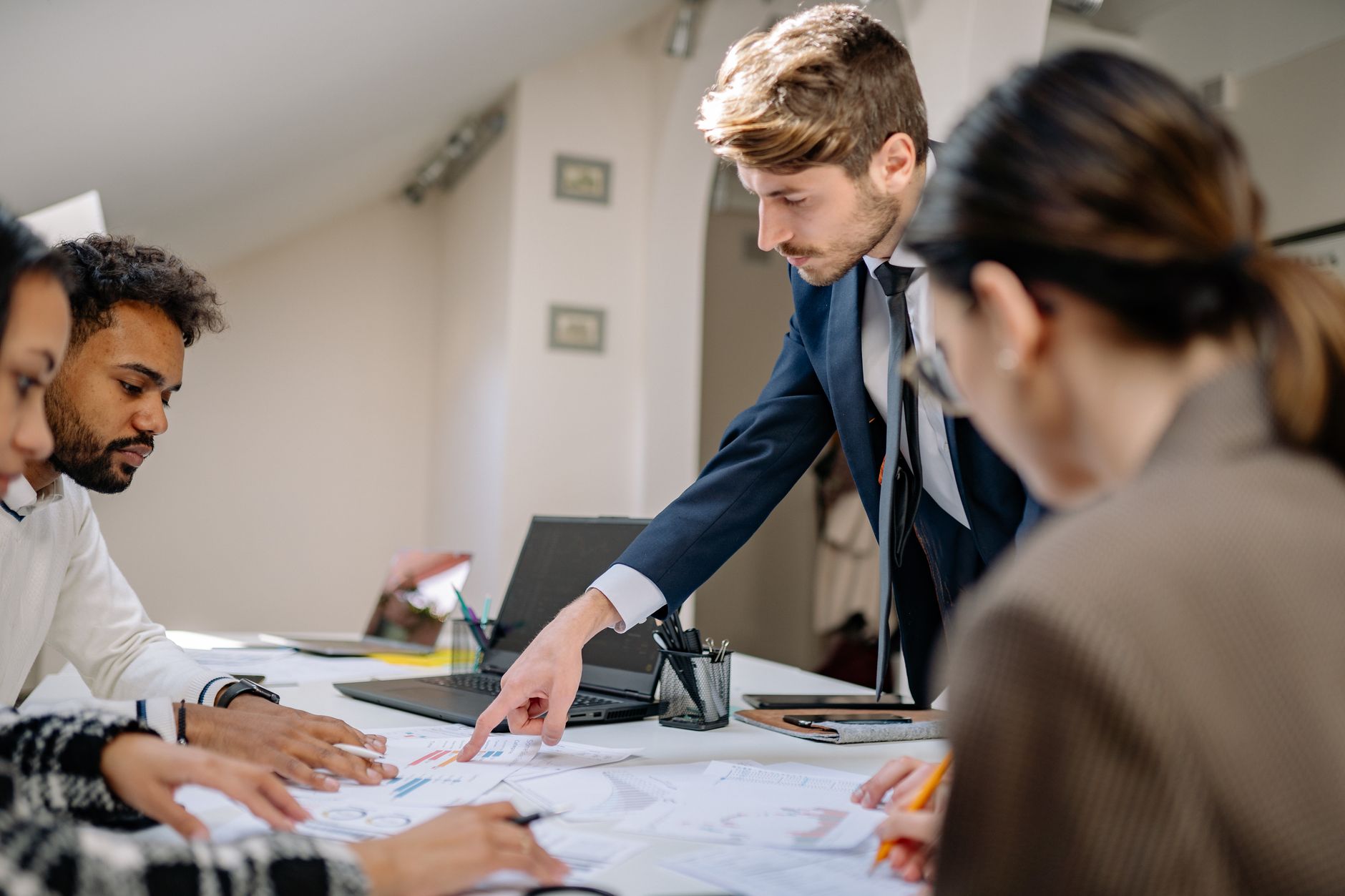 Liderii de business avertizează că un proiect de lege ar putea costa firmele peste 100 de milioane de euro anual