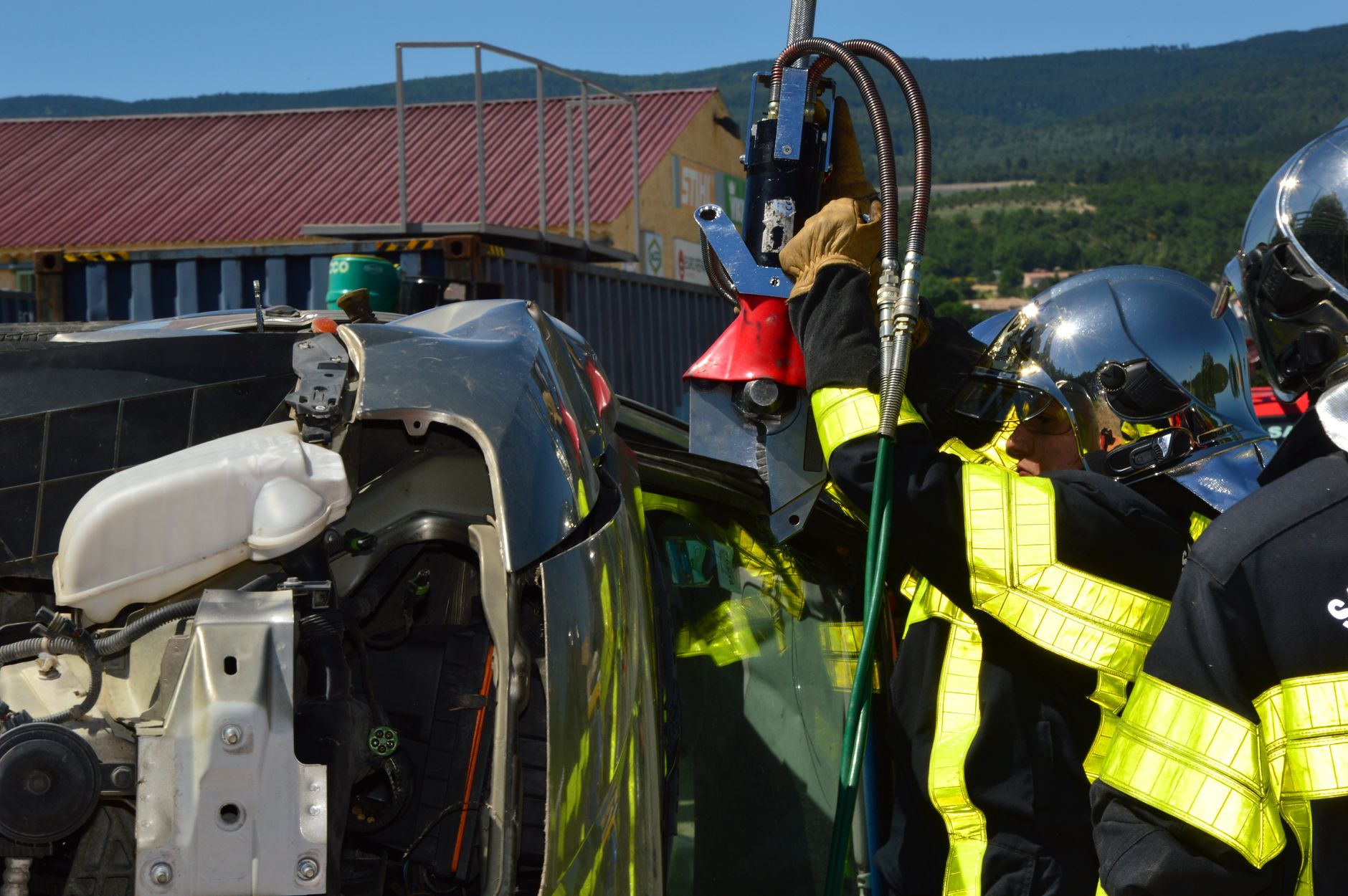 Accident mortal pe DN 7, la Buftea: două persoane decedate după coliziunea dintre un microbuz și o autobasculantă