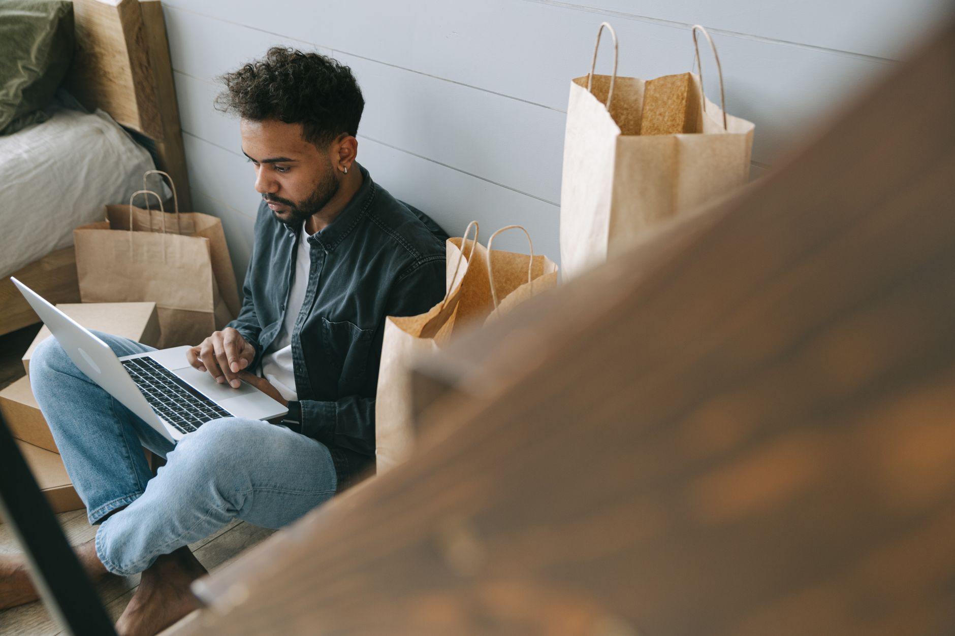 Taxele pe coletele din afara UE impulsionază vânzările magazinelor online locale