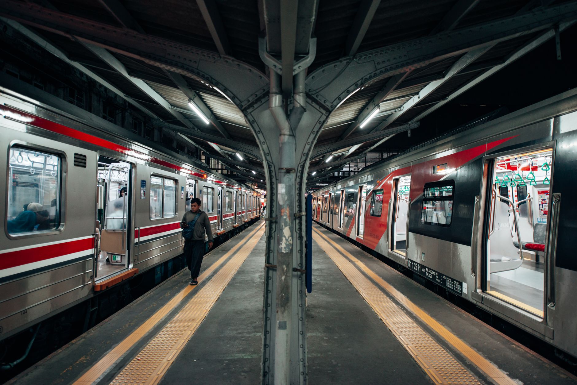 Incident grav la metroul din București: un tânăr a rămas prins între tren și parapet