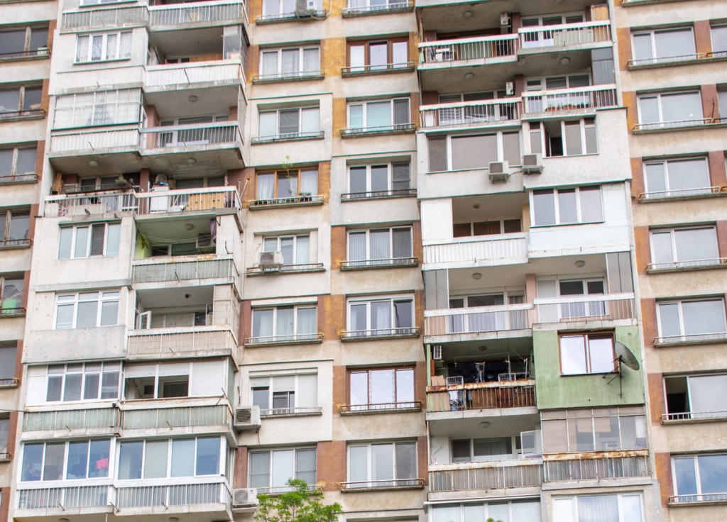 Riscuri pentru proprietarii cu balcoane închise fără autorizație: impozite duble și desființare