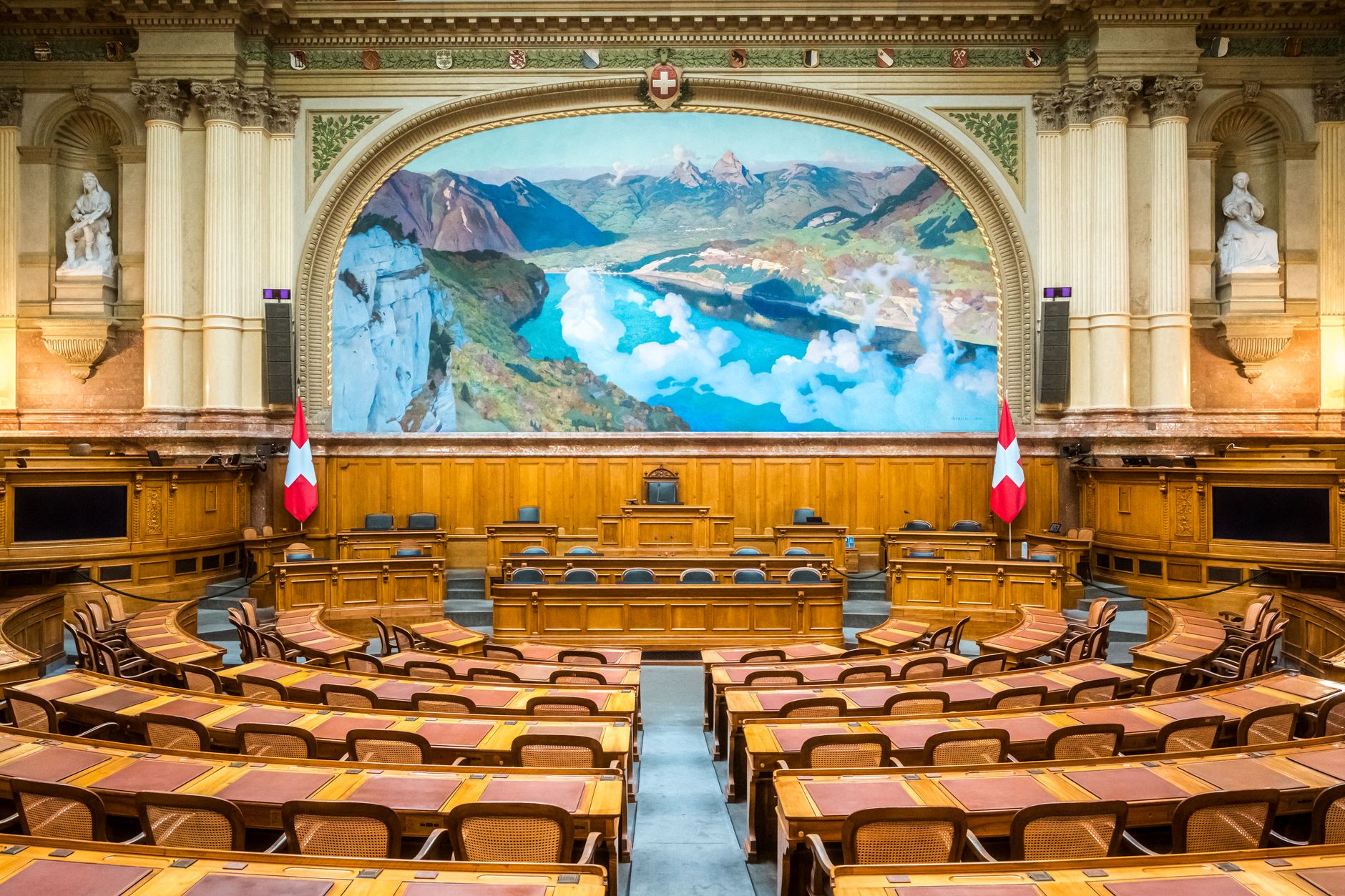 Parlamentul votează astăzi învestirea noului Guvern condus de Luca Niculescu