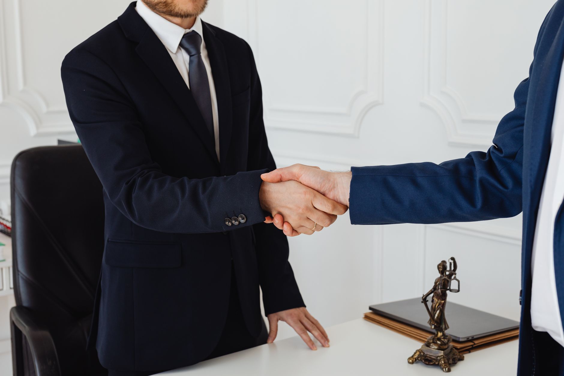 Proiect legislativ care impune avocat obligatoriu pentru firme: costuri de peste 100 de milioane de euro pe an