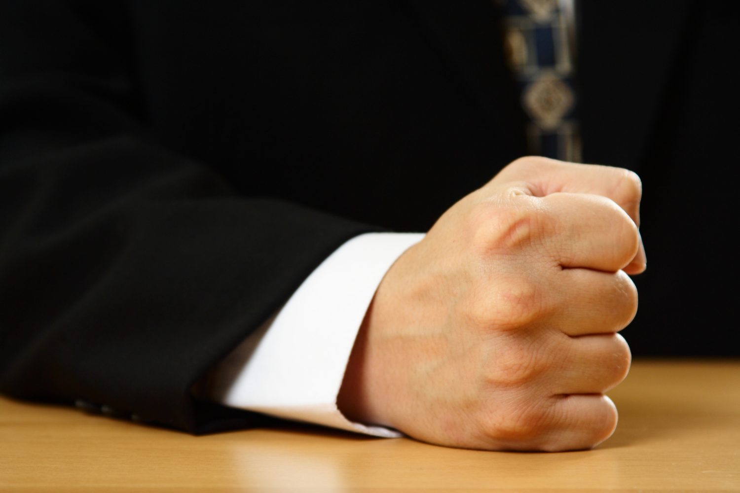 IMM România cere respingerea unei propuneri care ar obliga antreprenorii să folosească avocați pentru contracte