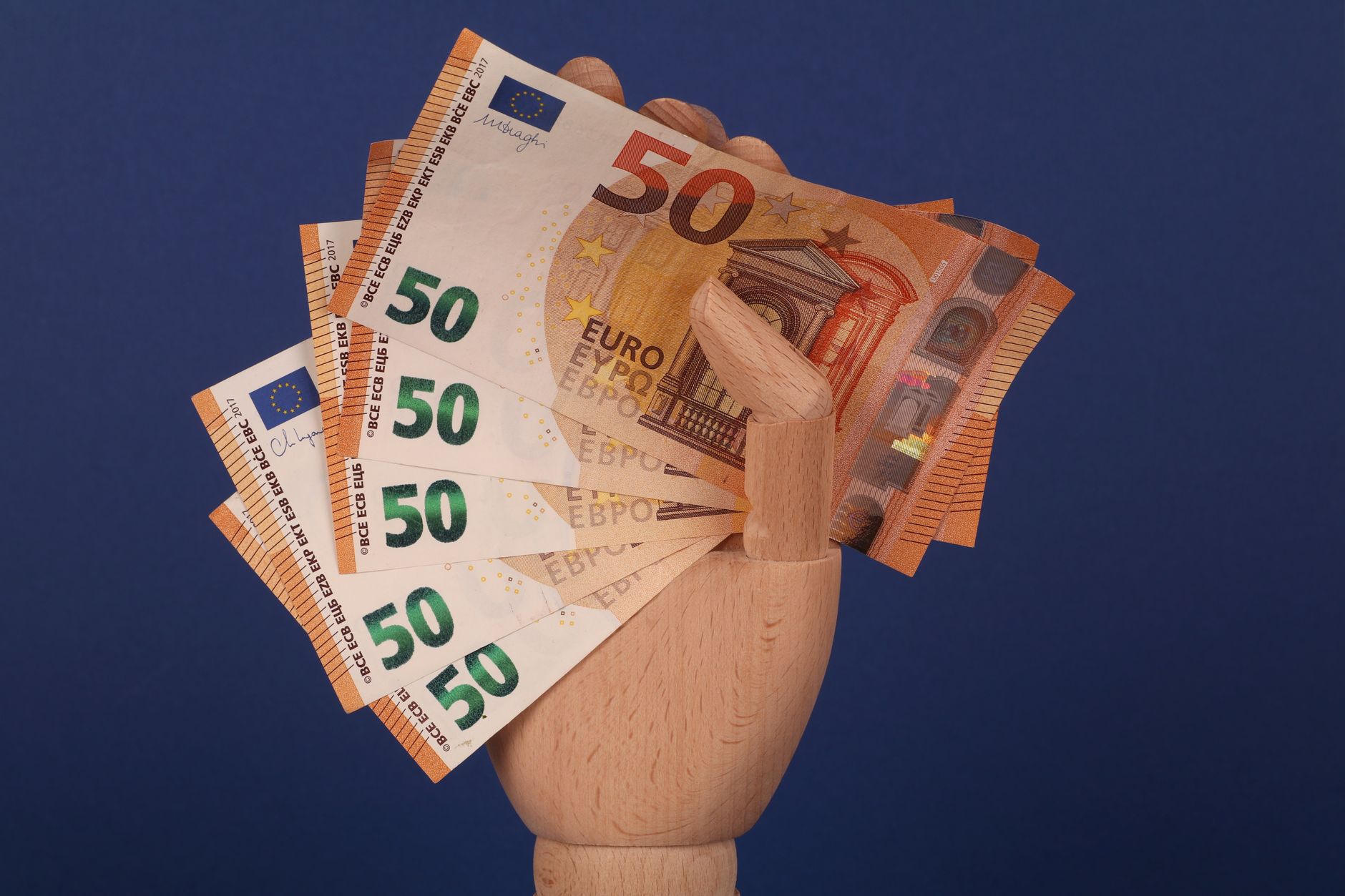 Cursul euro față de leu: moneda europeană se tranzacționează în jurul nivelului de 5,32 lei
