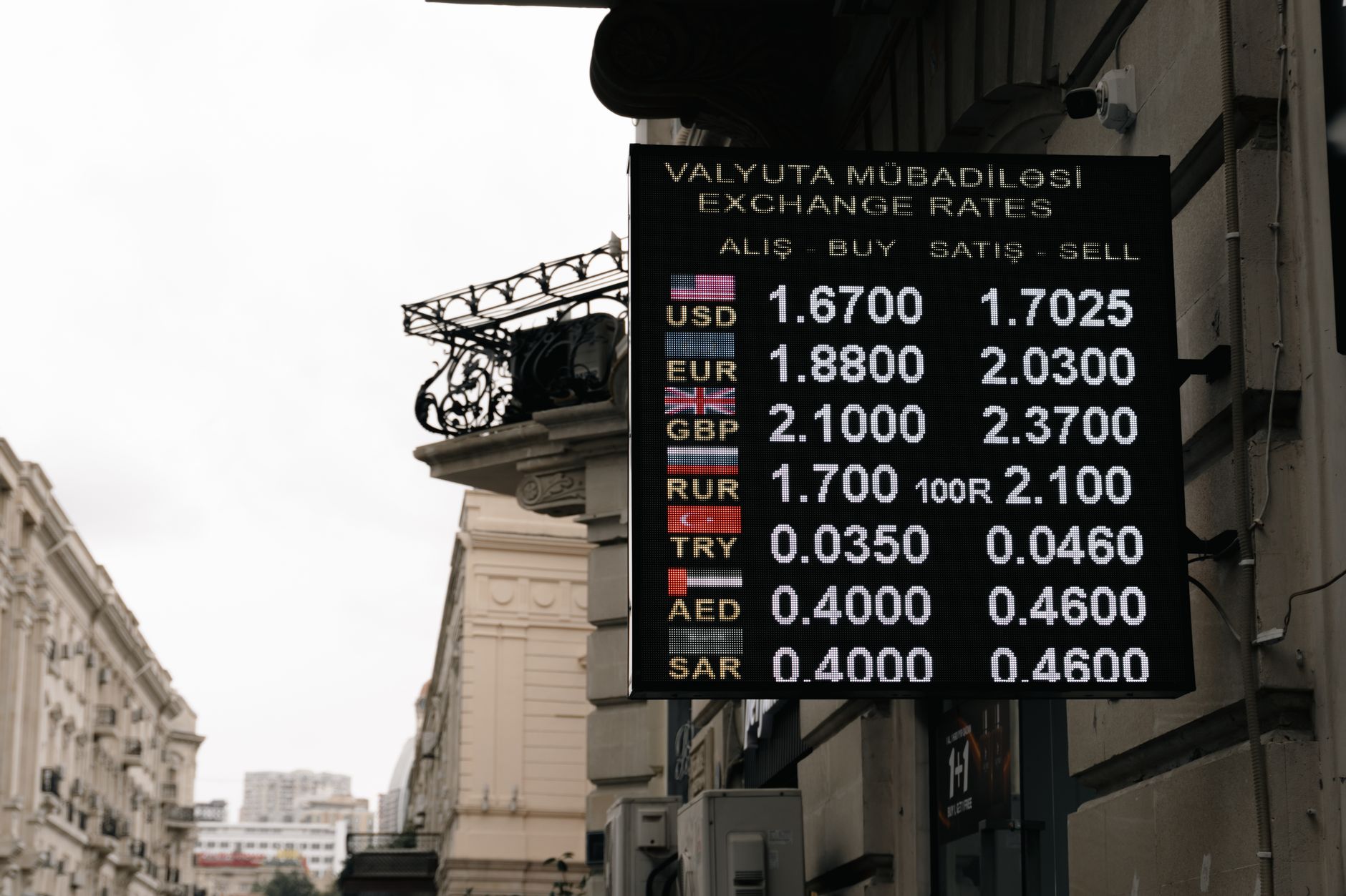 Evoluția cursului valutar: Leul s-a depreciat față de euro și francul elvețian în ziua votului Guvernului Niculescu