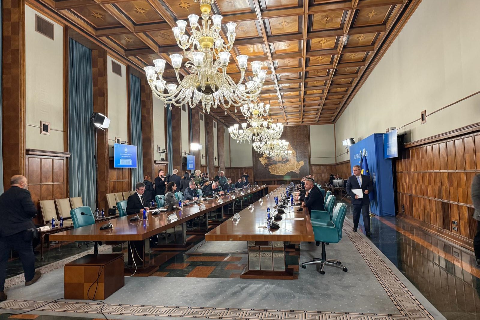 Luca Niculescu a condus prima ședință de Guvern. Prioritățile: deblocarea spitalelor și rectificarea bugetară