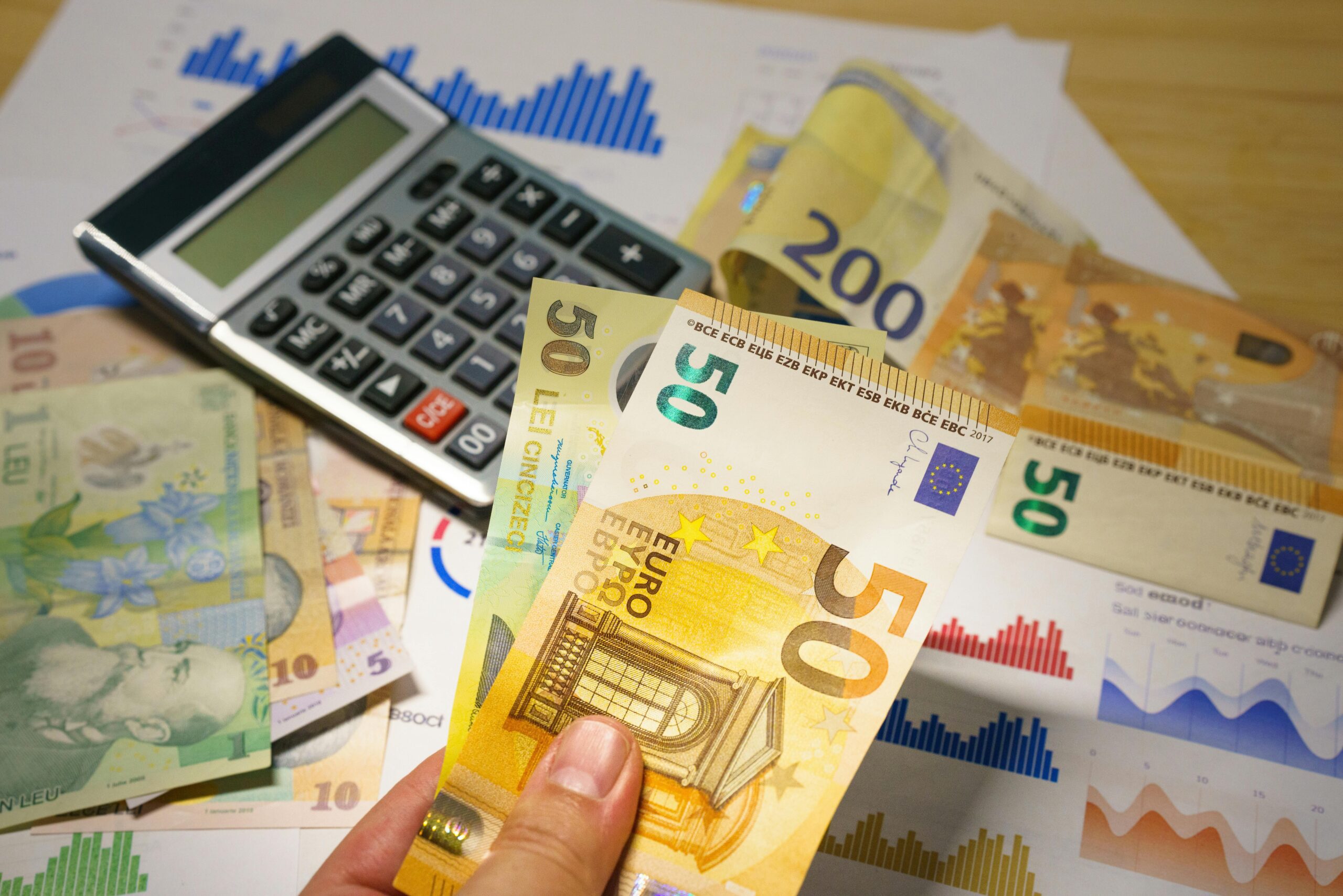 Goldman Sachs: Leul este supraevaluat față de fundamentele economiei, România are nevoie de o depreciere
