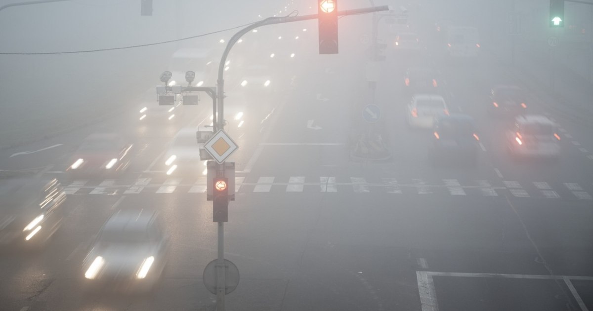 Condiții meteo dificile în România: ceață densă pe drumuri și cod galben de vânt